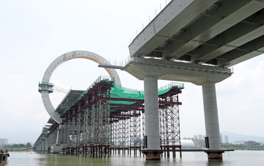 28일 강원 춘천시 중도에 추진중인 레고랜드 진입교량이 모습을 드러내고 있다.